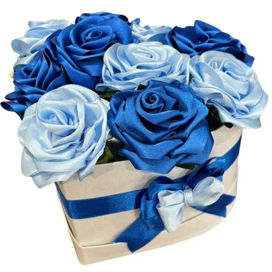caja corazon white con rosas de raso celeste y azules 
